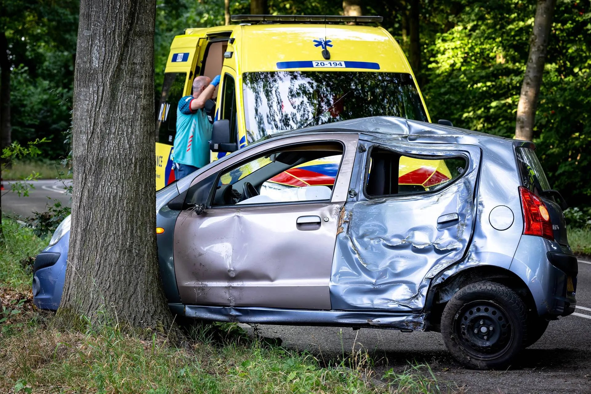 Twee gewonden bij eenzijdig ongeval op Moersedreef in Tilburg.