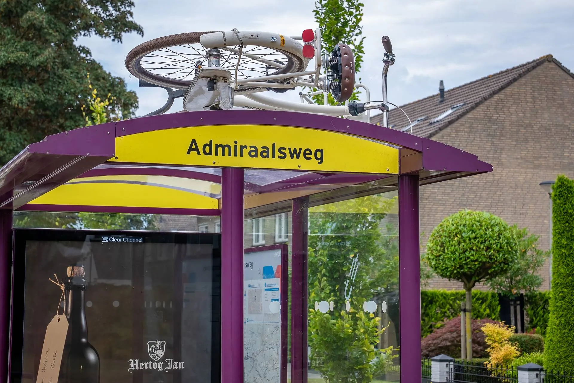 Na bewegwijzeringspalen nu een bushokje: waar belandt de volgende fiets?