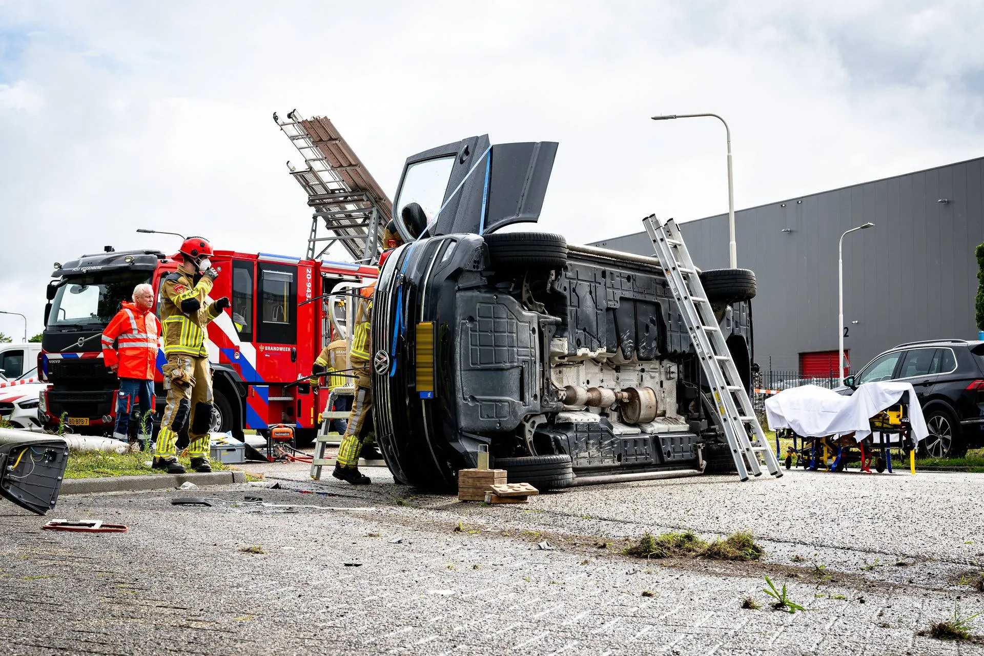 Bestelbus belandt op zijkant na aanrijding op kruising in Tilburg