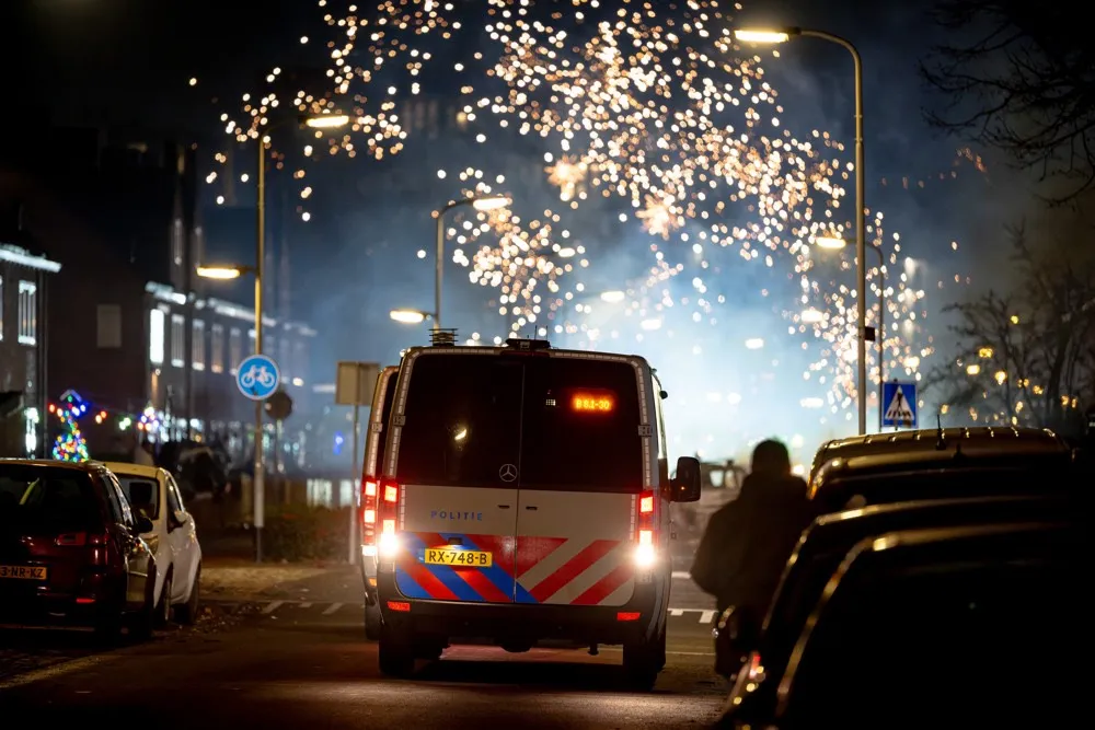 Onrustige jaarwisseling in delen van Brabant, politie in Breda bestookt met molotovcocktails