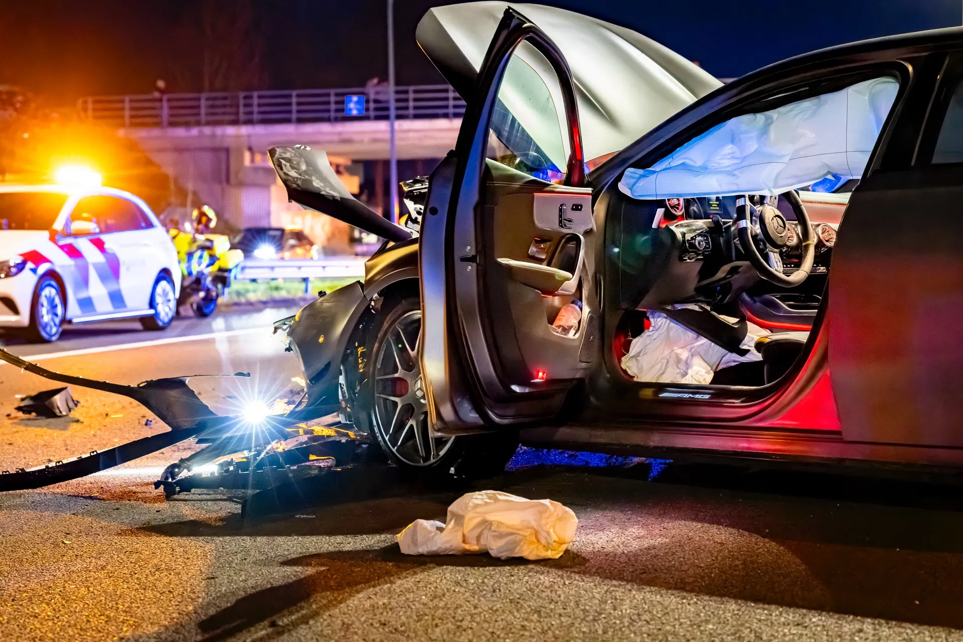 Chaos op A59: auto total loss, busje op z’n kant na botsing