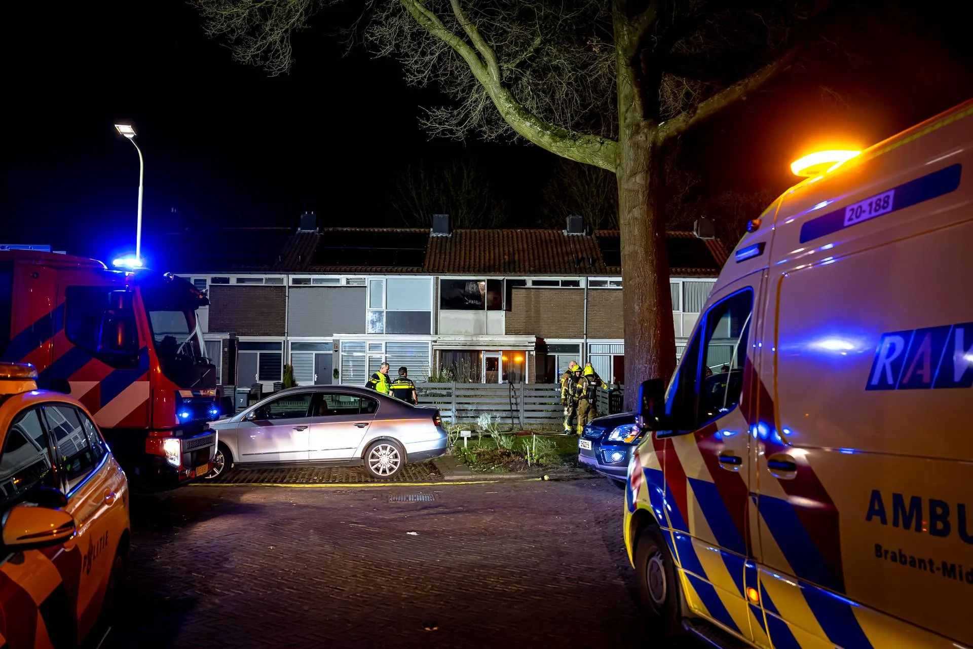 Drie mannen uit woning gehaald bij uitslaande brand in Tilburg