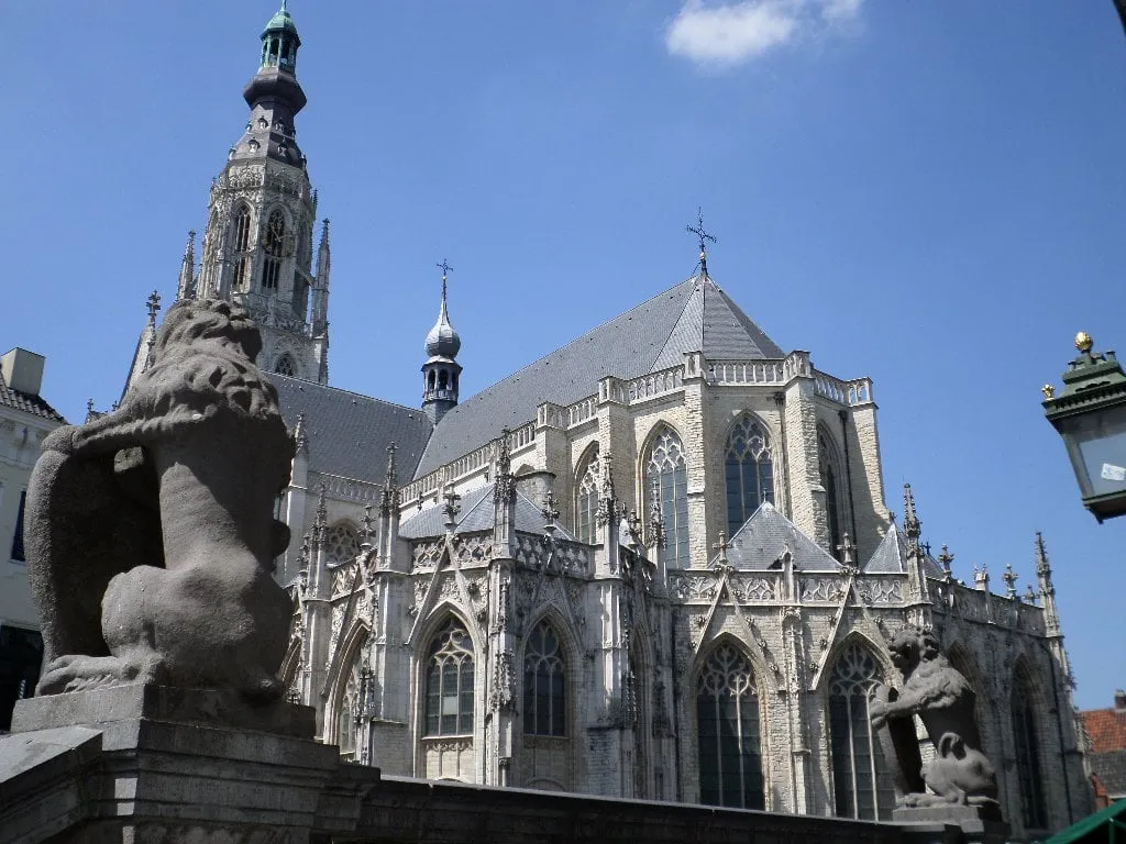 grote kerk of breda zonnig