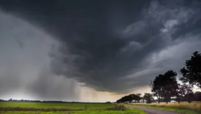 knmi waarschuwt voor hevige regen en onweer 392x222