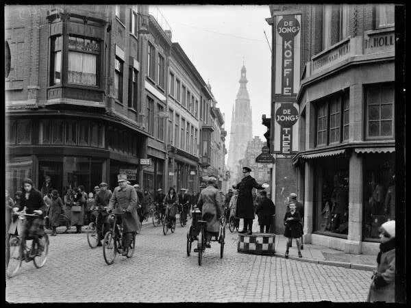 Verkeersagent op kruising Houtmarkt-Karnemelkstraat