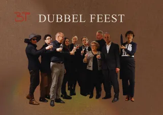 2026 03 01 Foto Dubbel_Feest_liggnd met titel