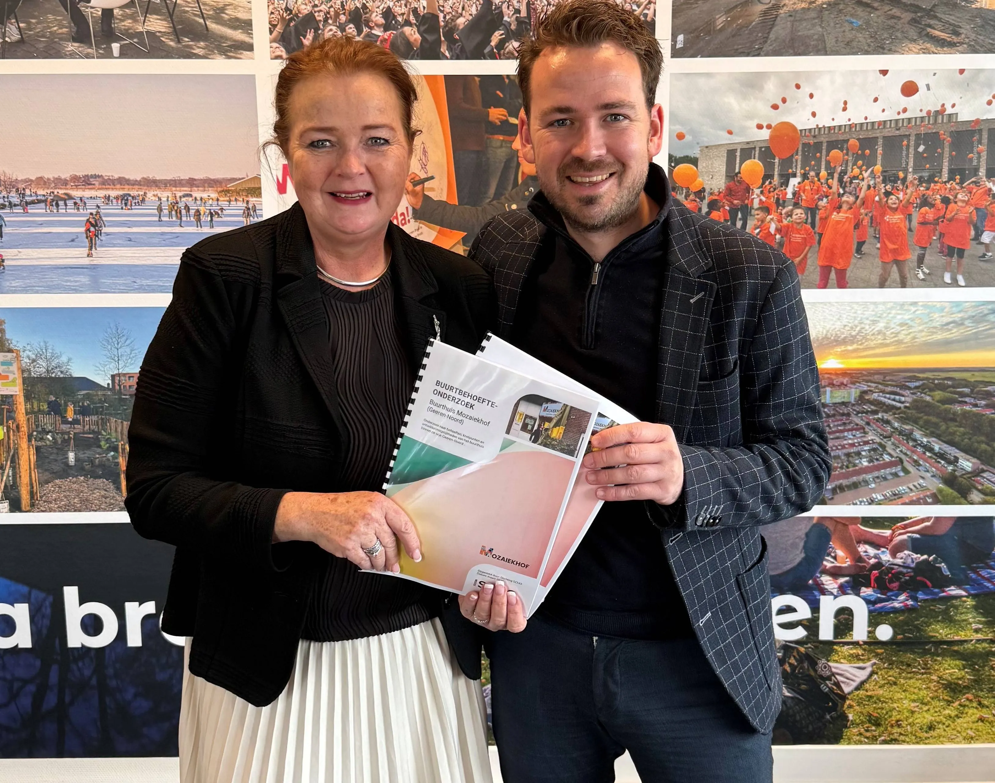 Ingrid Langen-de Kanter overhandigt Arjen van Drunen het buurtbehoefteonderzoek