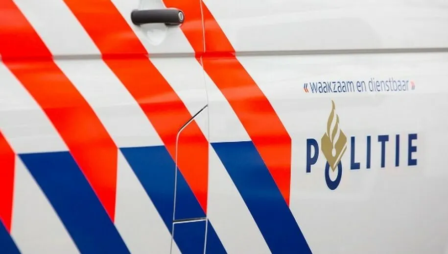 zijkant politieauto met logo 915x518 1