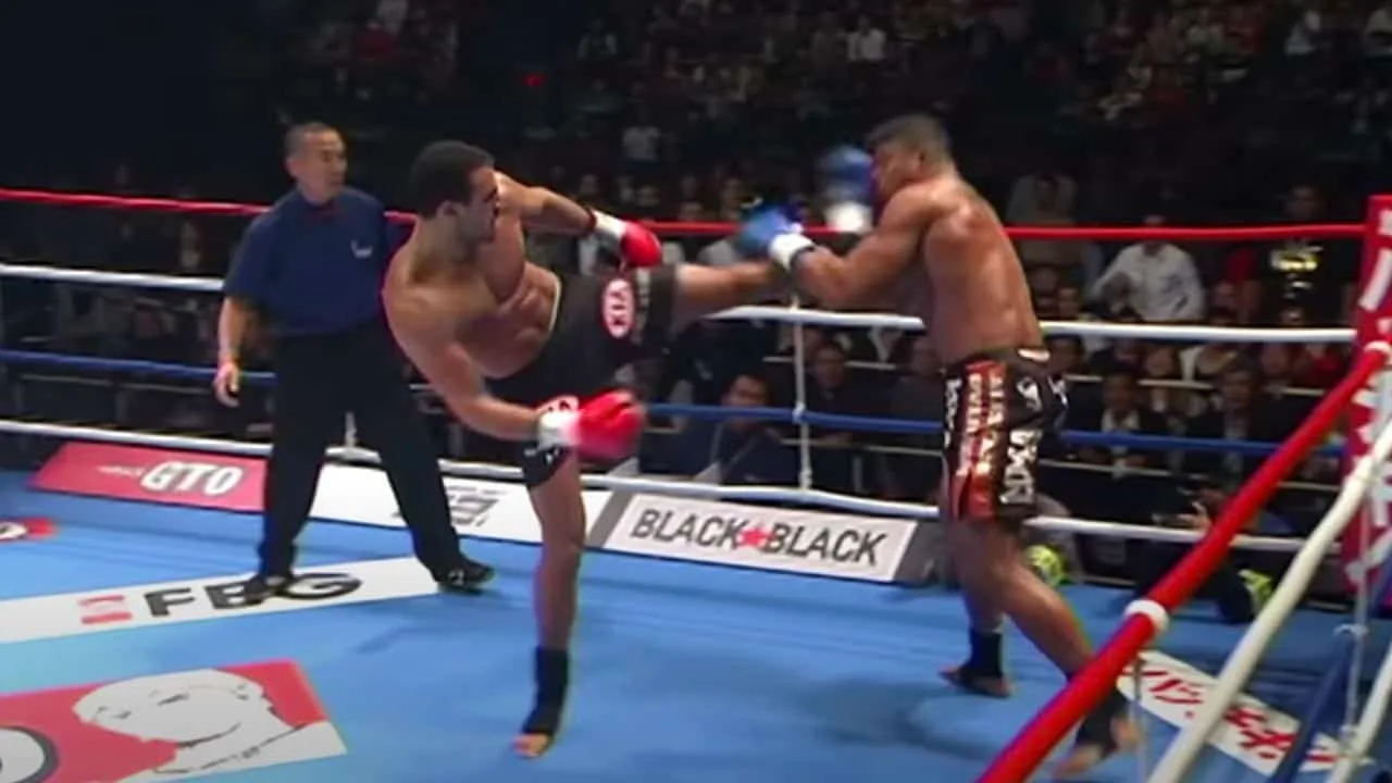 Terugkijken: Badr Hari laat Alistair Overeem alle hoeken van de ring zien