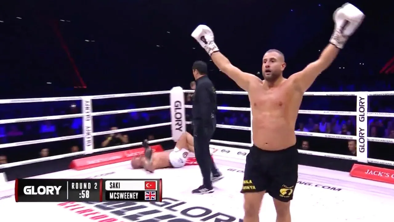 Gokhan Saki maakt comeback met gruwelijke overwinning