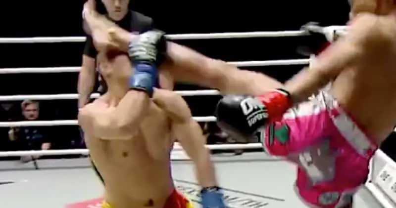 VIDEO. MMA-vechter bezorgt zijn tegenstander flinke hoofdpijn