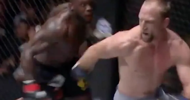 MMA-vechter schijt in zijn broek en rent weg voor tegenstander