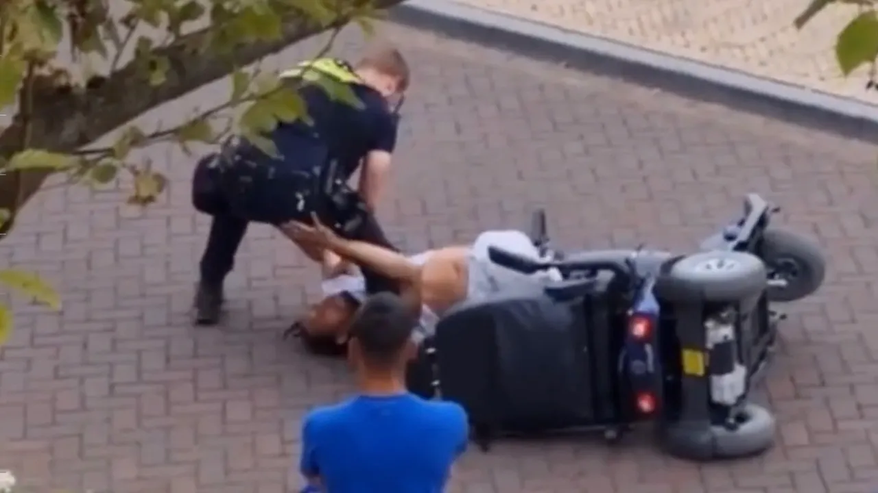 Politie trekt man zonder benen uit scootmobiel