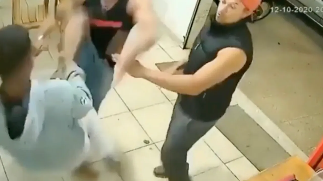 Knap: vechter wordt door twee man aangevallen, slaat ze allebei knockout