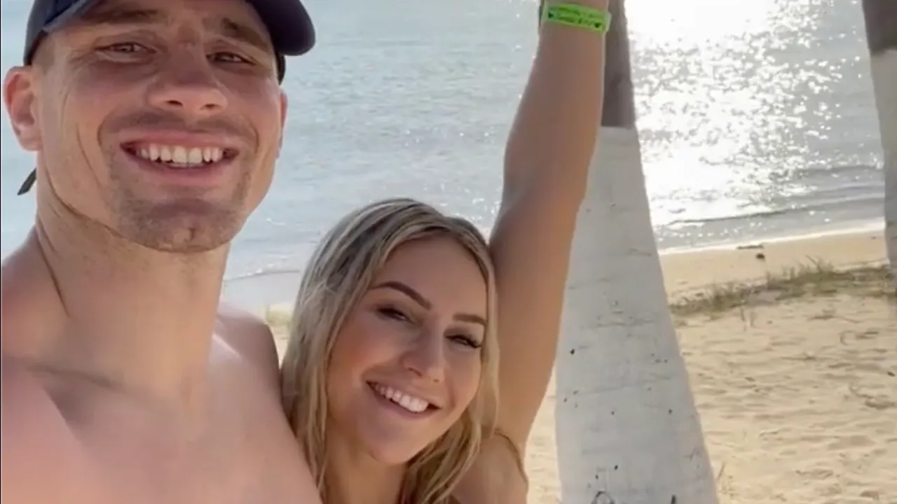 Rico Verhoeven laat nieuwe vriendin aan de wereld zien