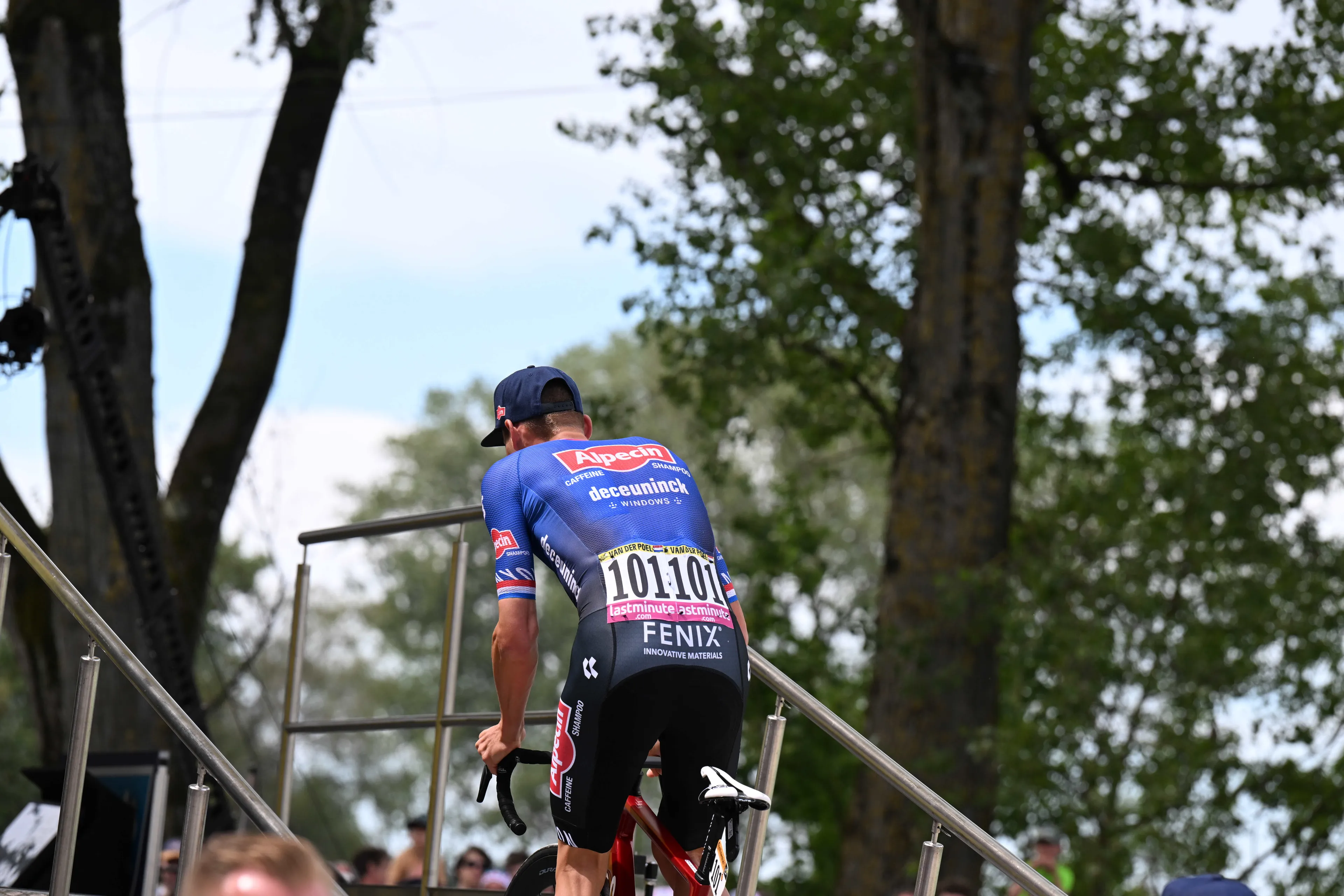 Vídeo: Increíble caída de Mathieu van der Poel que tira también a Tom Pidcock
