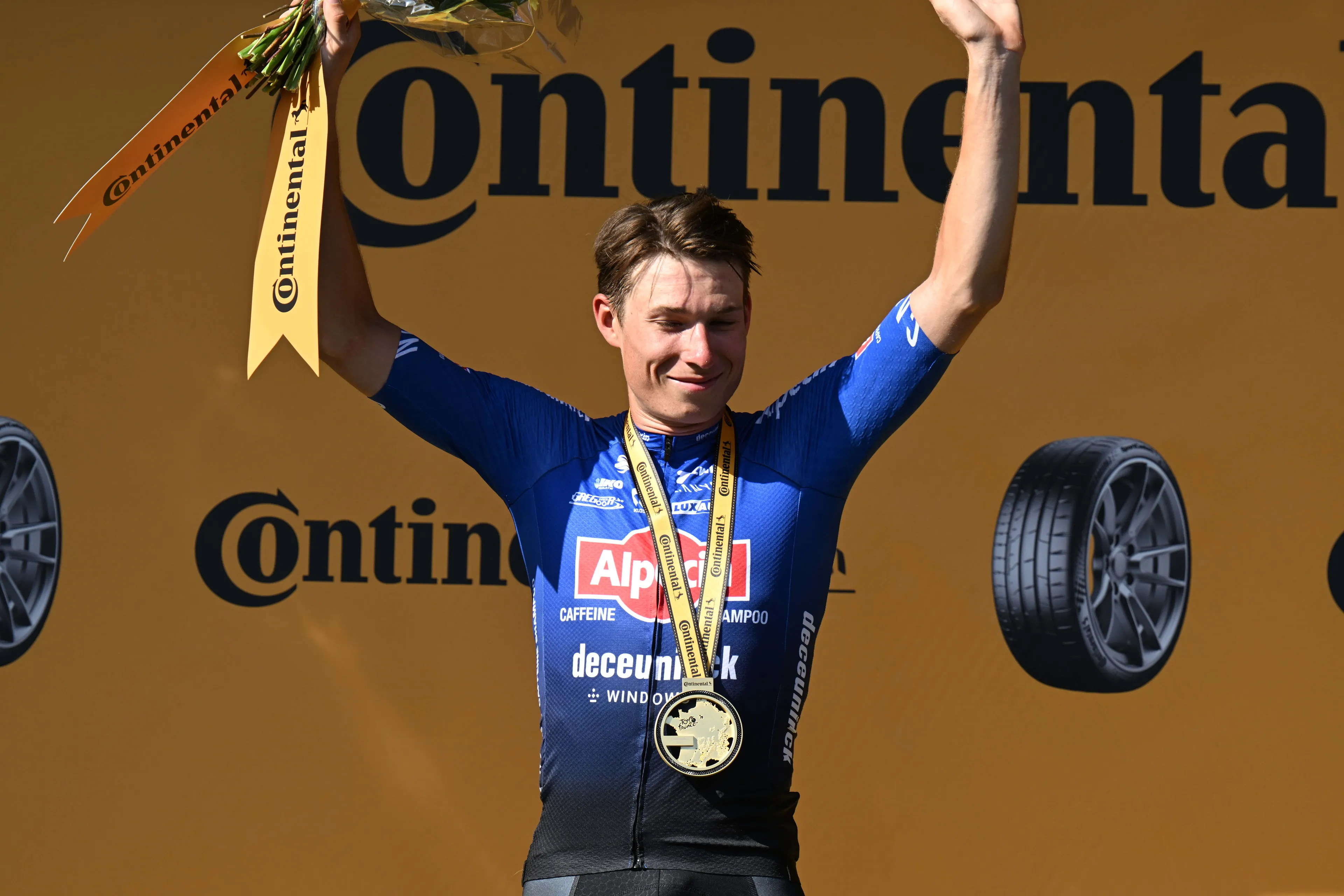 Jasper Philipsen, tras el lanzamiento de van der Poel: "Tiró tan fuerte que tuve que hacer un esprint muy corto"