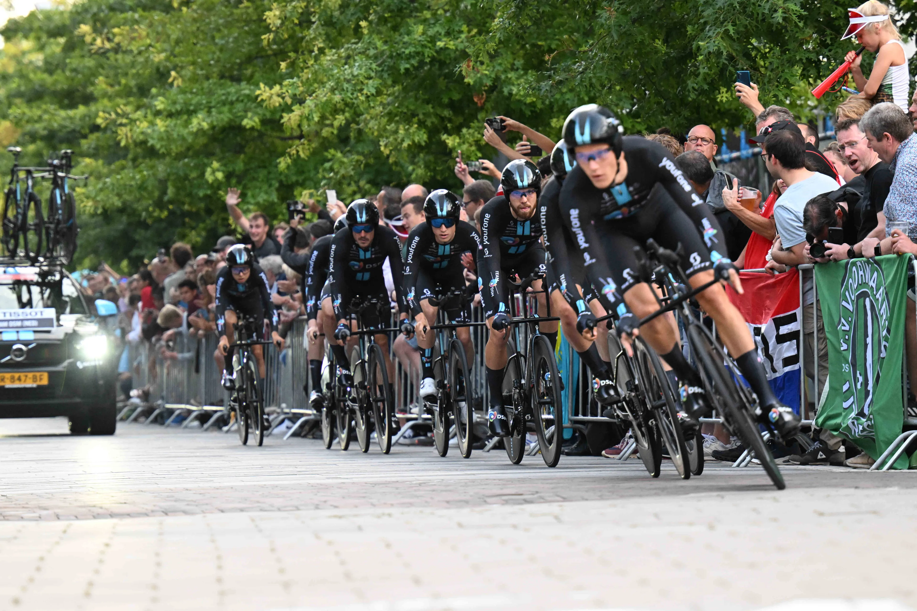 Crono por equipos inicial de la Vuelta a España: ¡El DSM le birla la victoria a Movistar Team por centésimas en un día marcado por la lluvia!