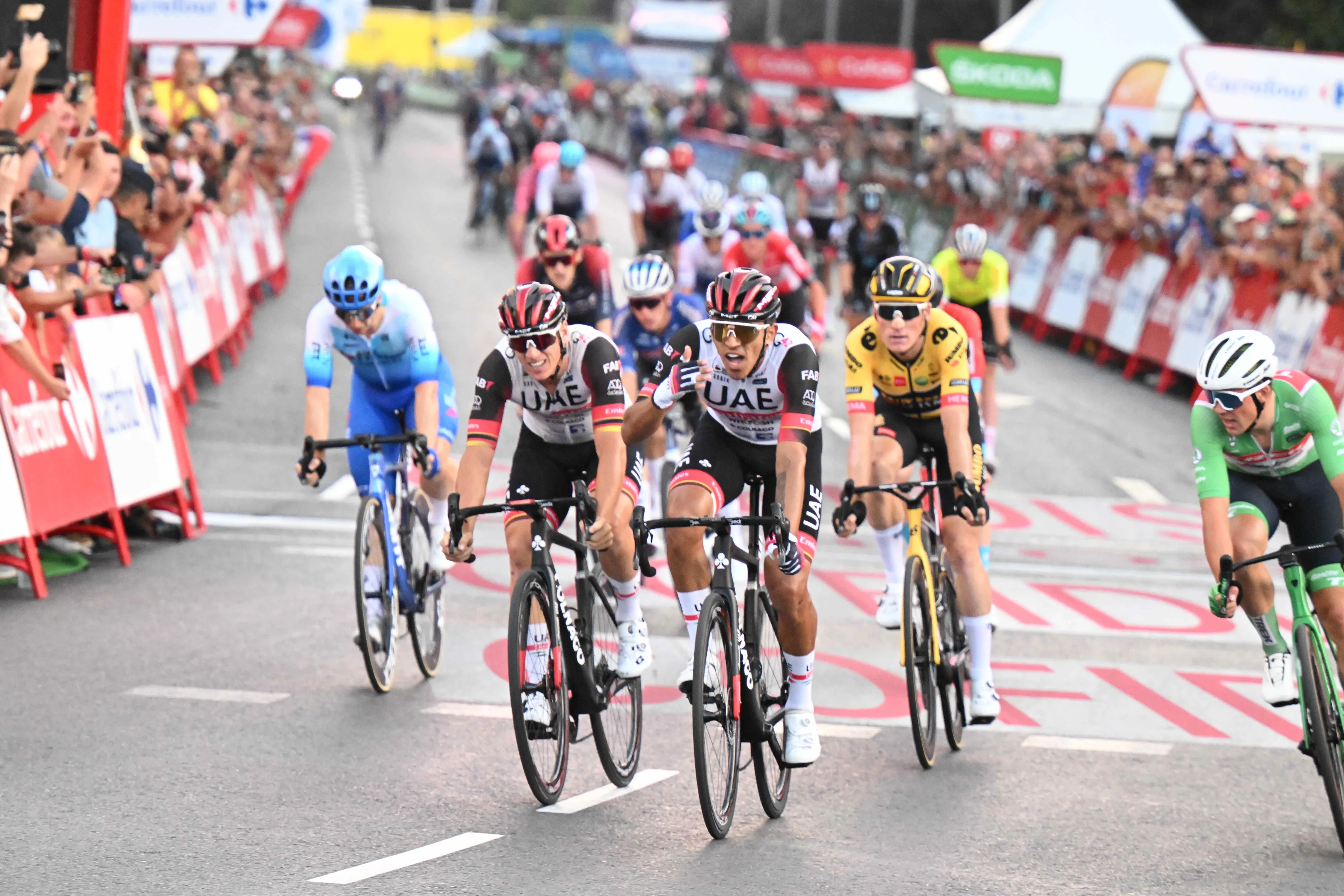 ¡El colombiano Sebastián Molano destroza a los mejores sprinters del mundo en la cuarta etapa del UAE Tour!