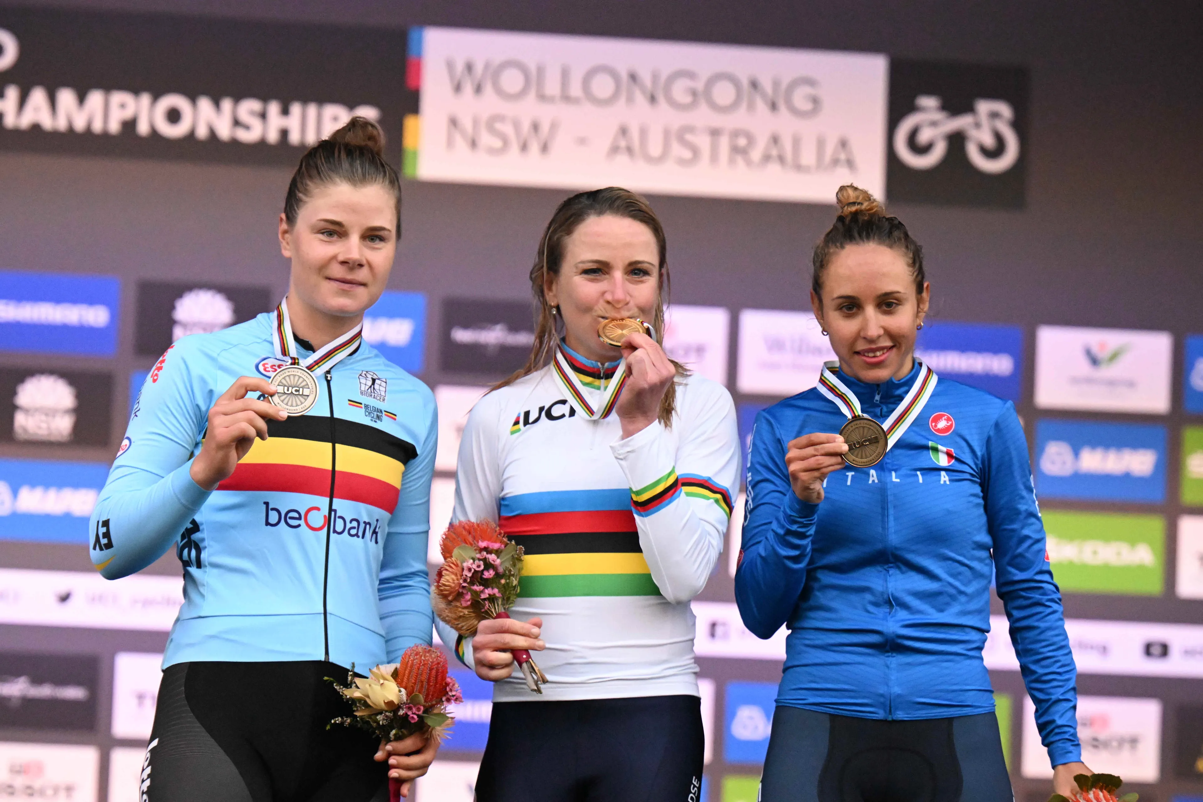 Tras el Giro, el Tour y la Vuelta Annemiek van Vleuten gana el oro Mundial con el codo fracturado
