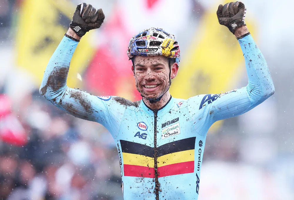 Wout van Aert aprovecha la ausencia de Mathieu van der Poel y vence en el Superprestige Heusden-Zolder por delante de Eli Iserbyt