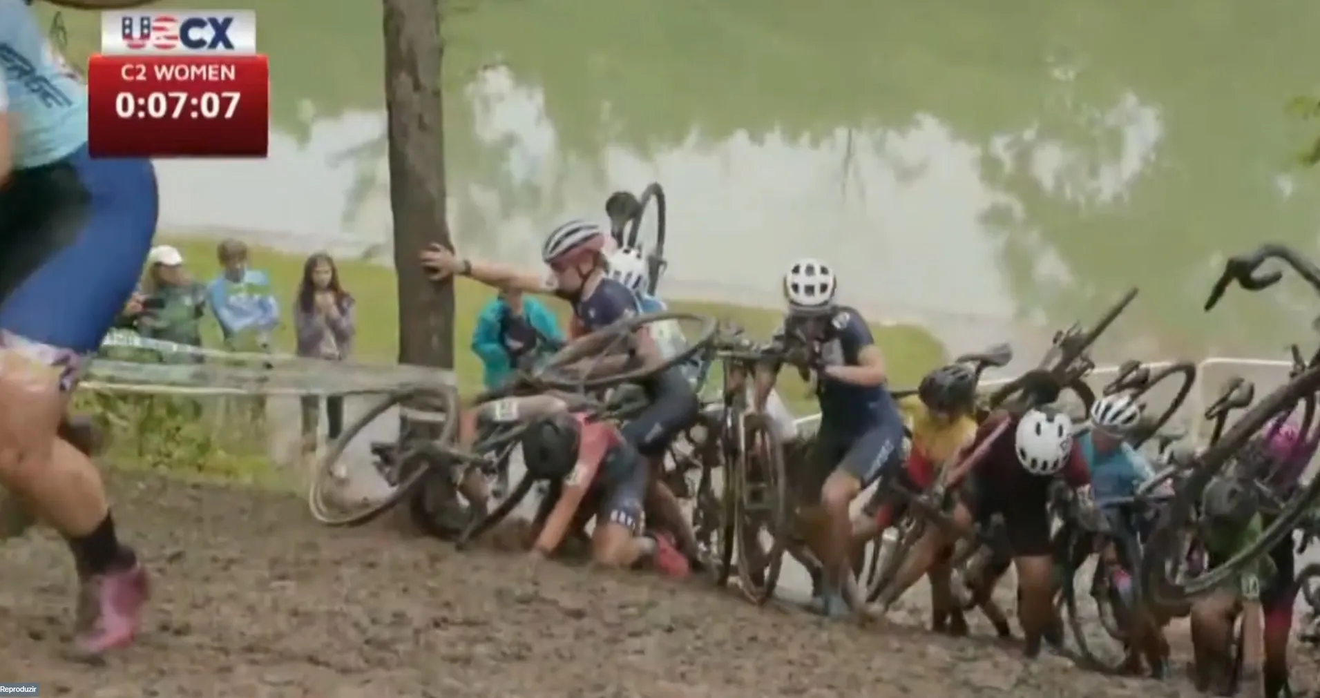 Vídeo - El increíble atasco en una subida de ciclocross provocado por el barro