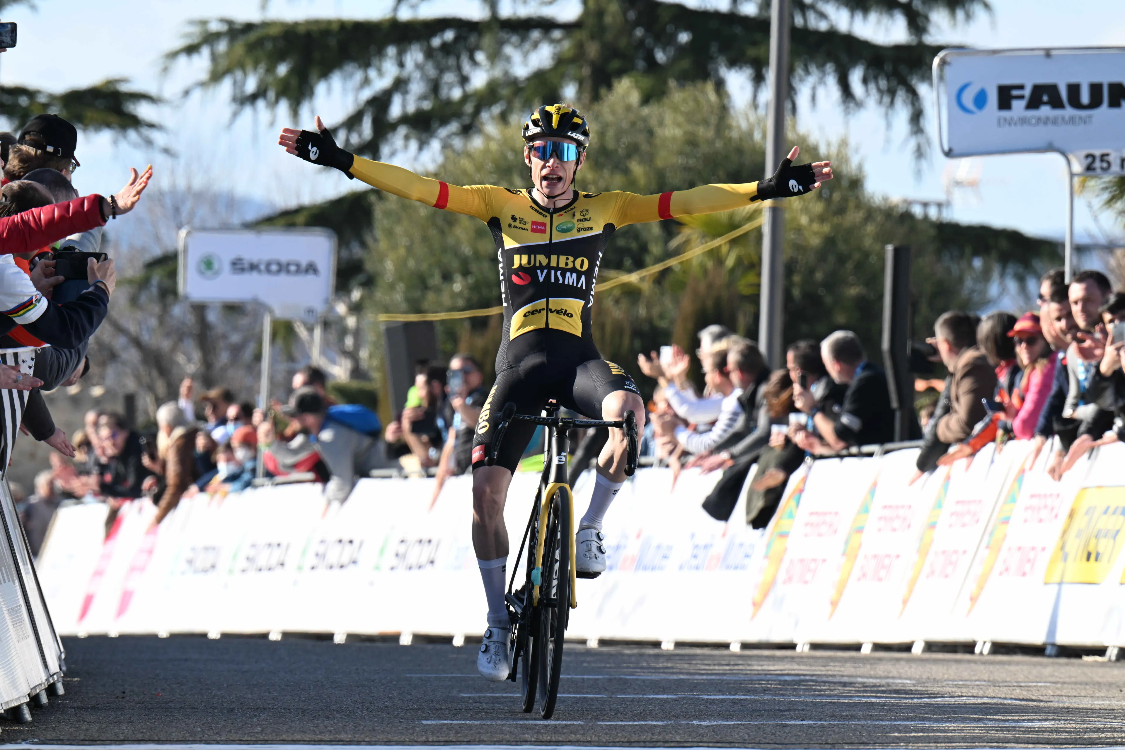 Jonas Vingegaard se exhibe en O Gran Camiño y Egan Bernal renace bajo la lluvia