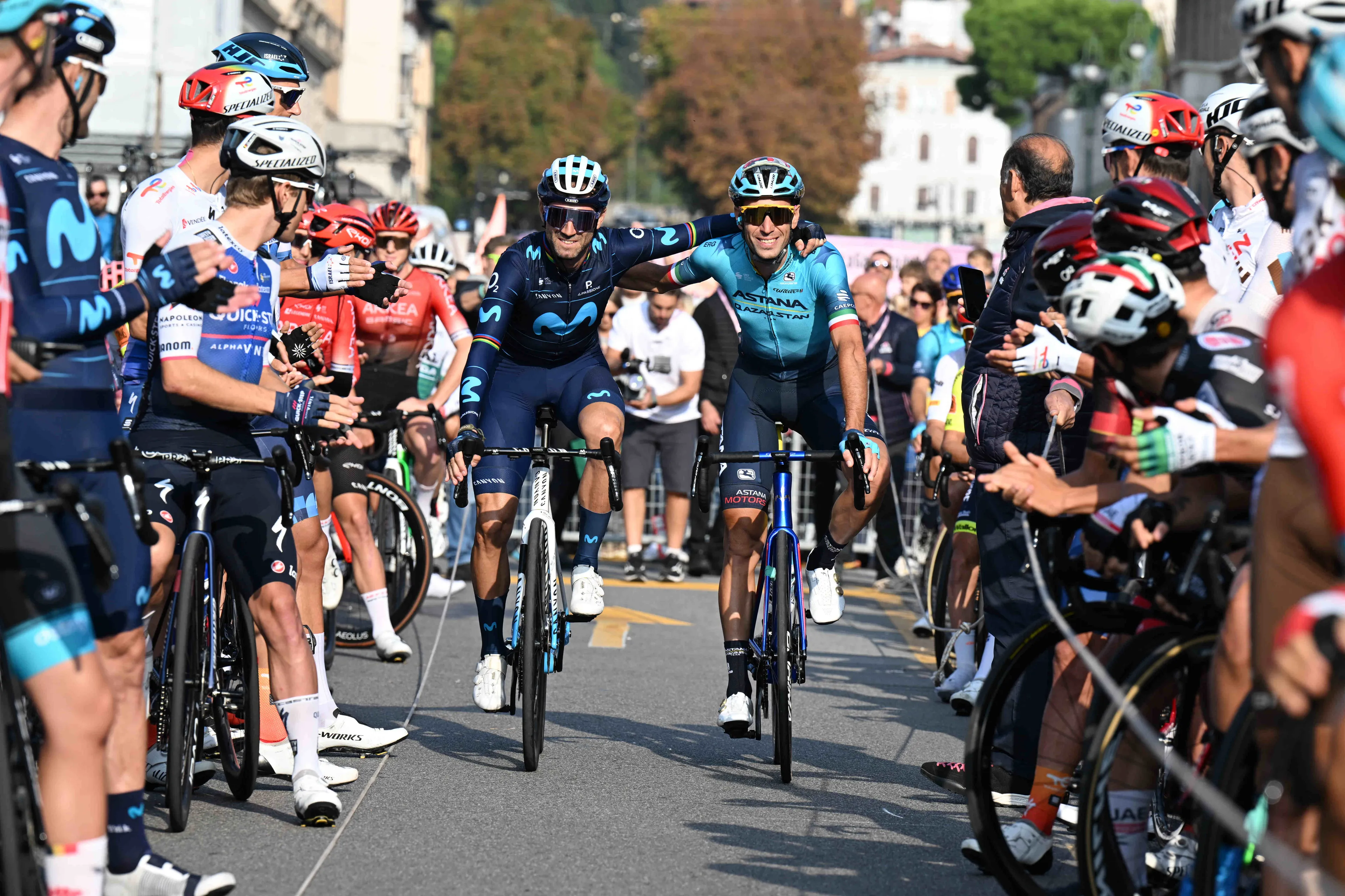 Vídeo - Alejandro Valverde y Vincenzo Nibali son ovacionados antes de la salida de Il Lombardia