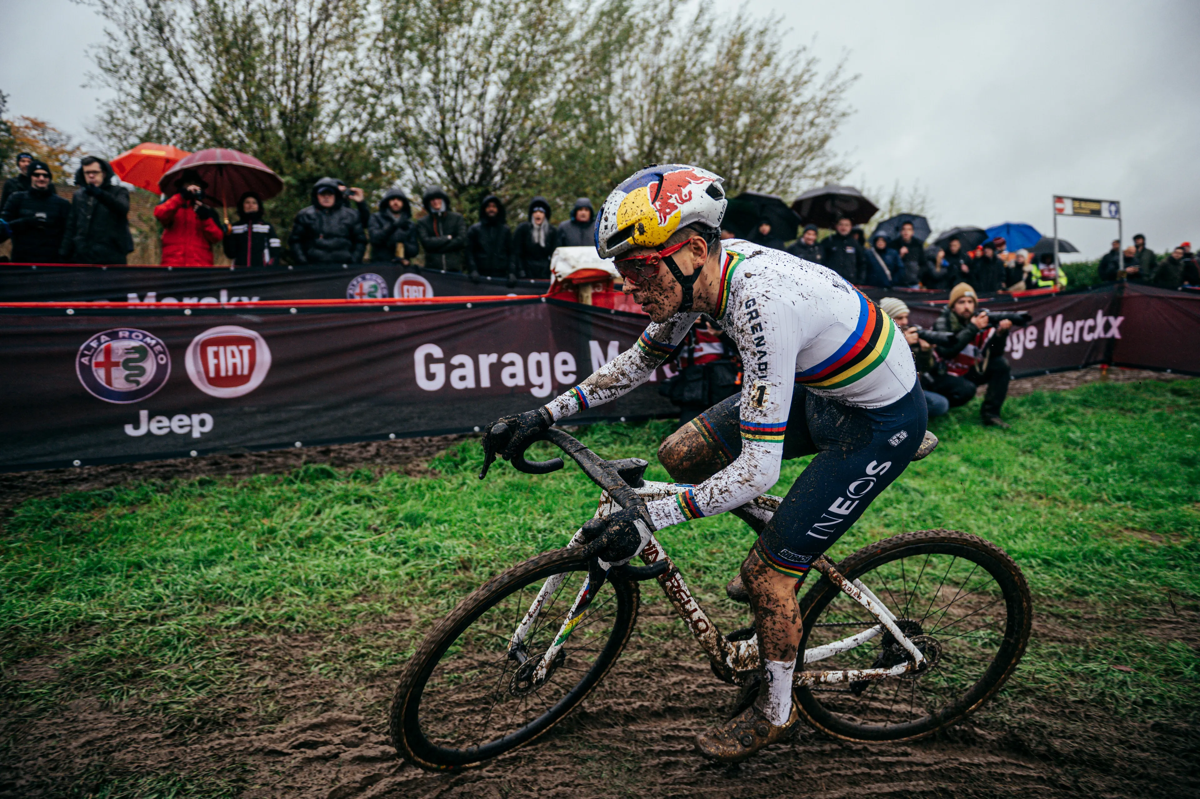 VÍDEO: Wout van Aert, Mathieu van der Poel y Tom Pidcock reconocen el sector de arena profunda en el ciclocross de Amberes