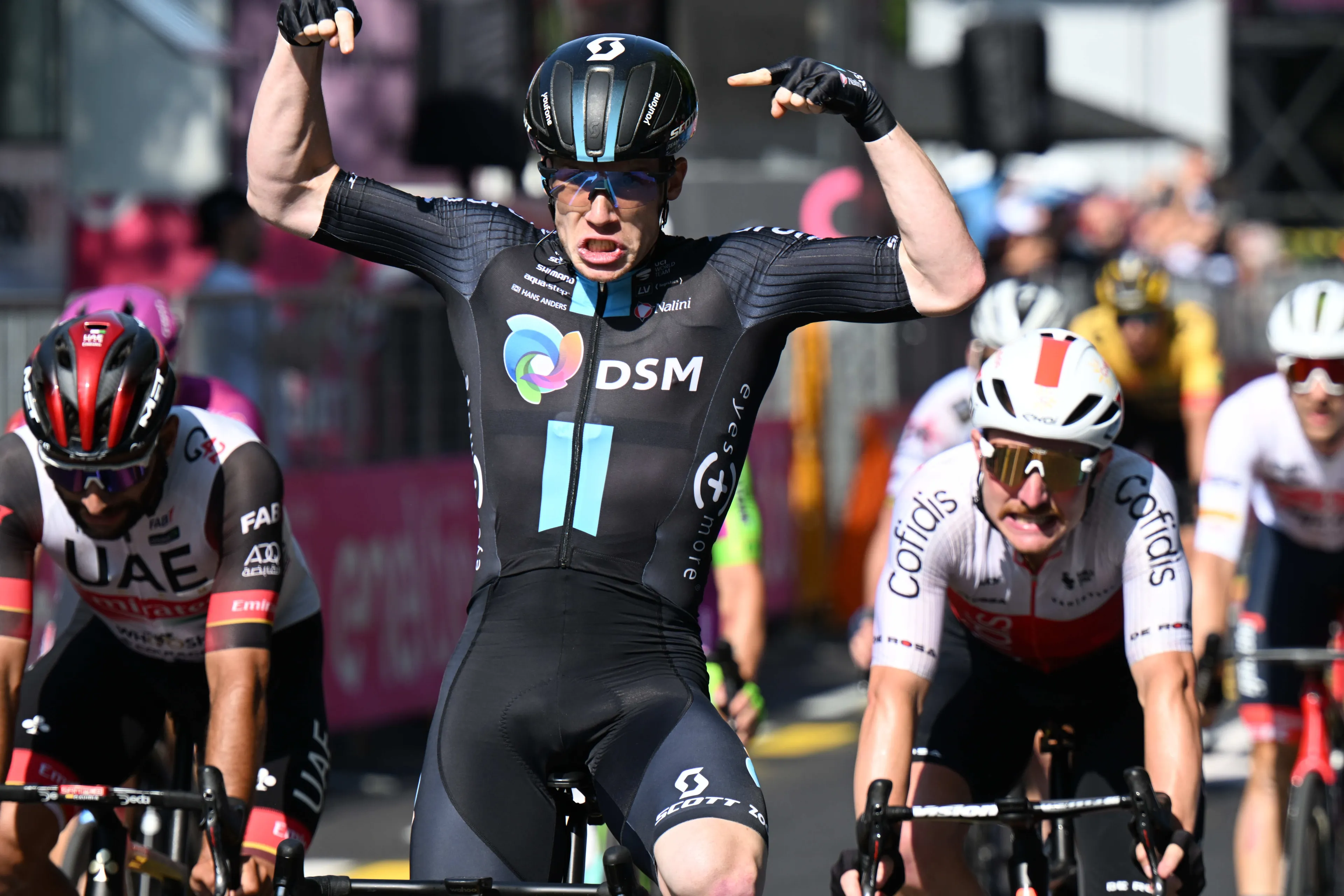 Alberto Dainese toca el cielo y se lleva el triunfo en el caótico esprint final de la etapa 19 de la Vuelta