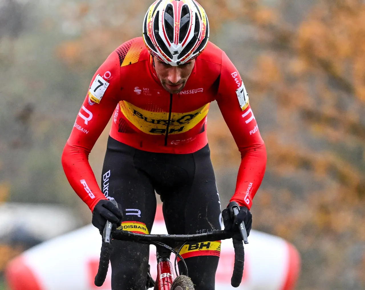 Un ciclista que no quiso frenar provoca el primer abandono de la temporada de Felipe Orts