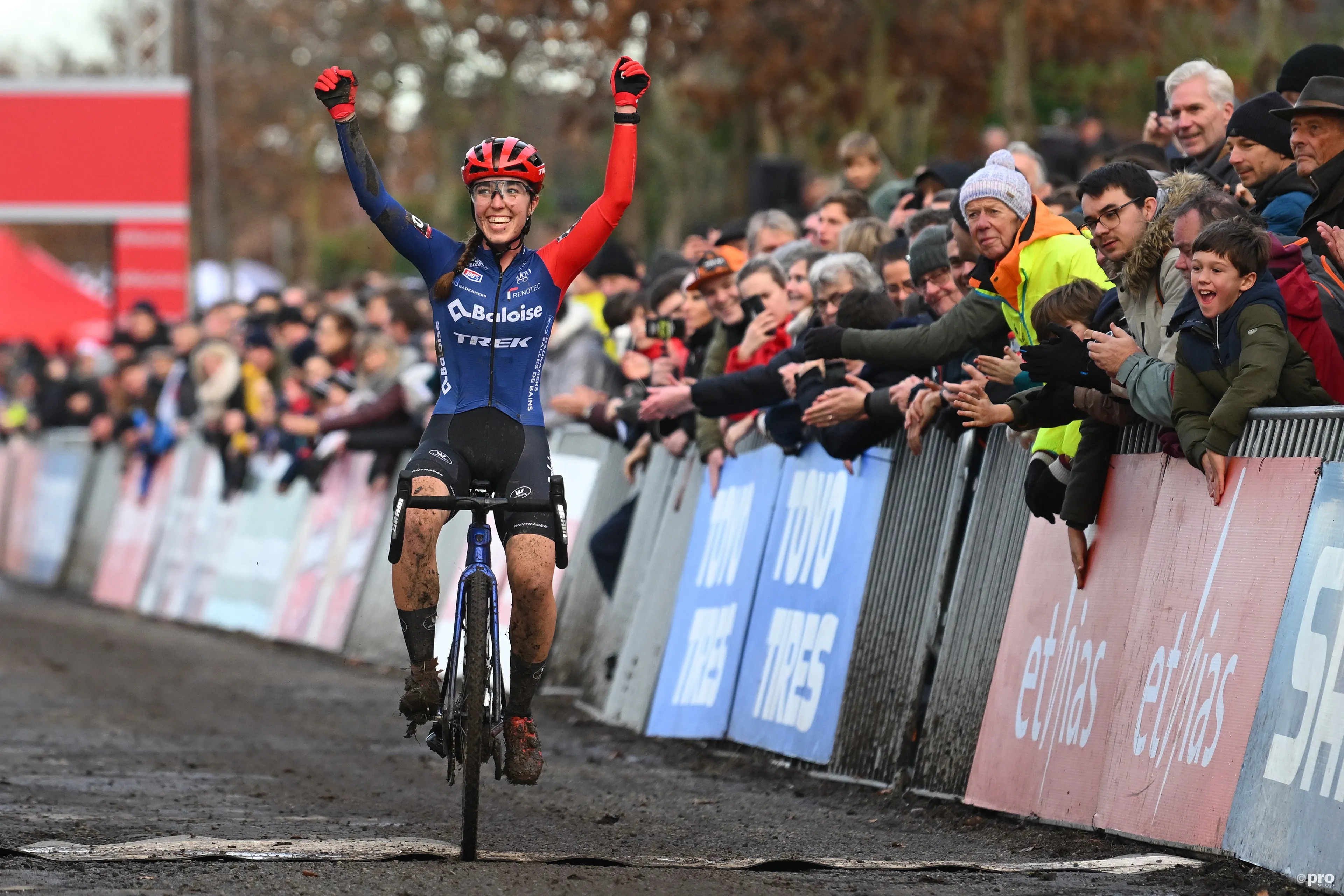 Shirin van Anrooij domina a sus rivales y se lleva el Trofeo Alfredo Binda 2023 en una espectacular carrera