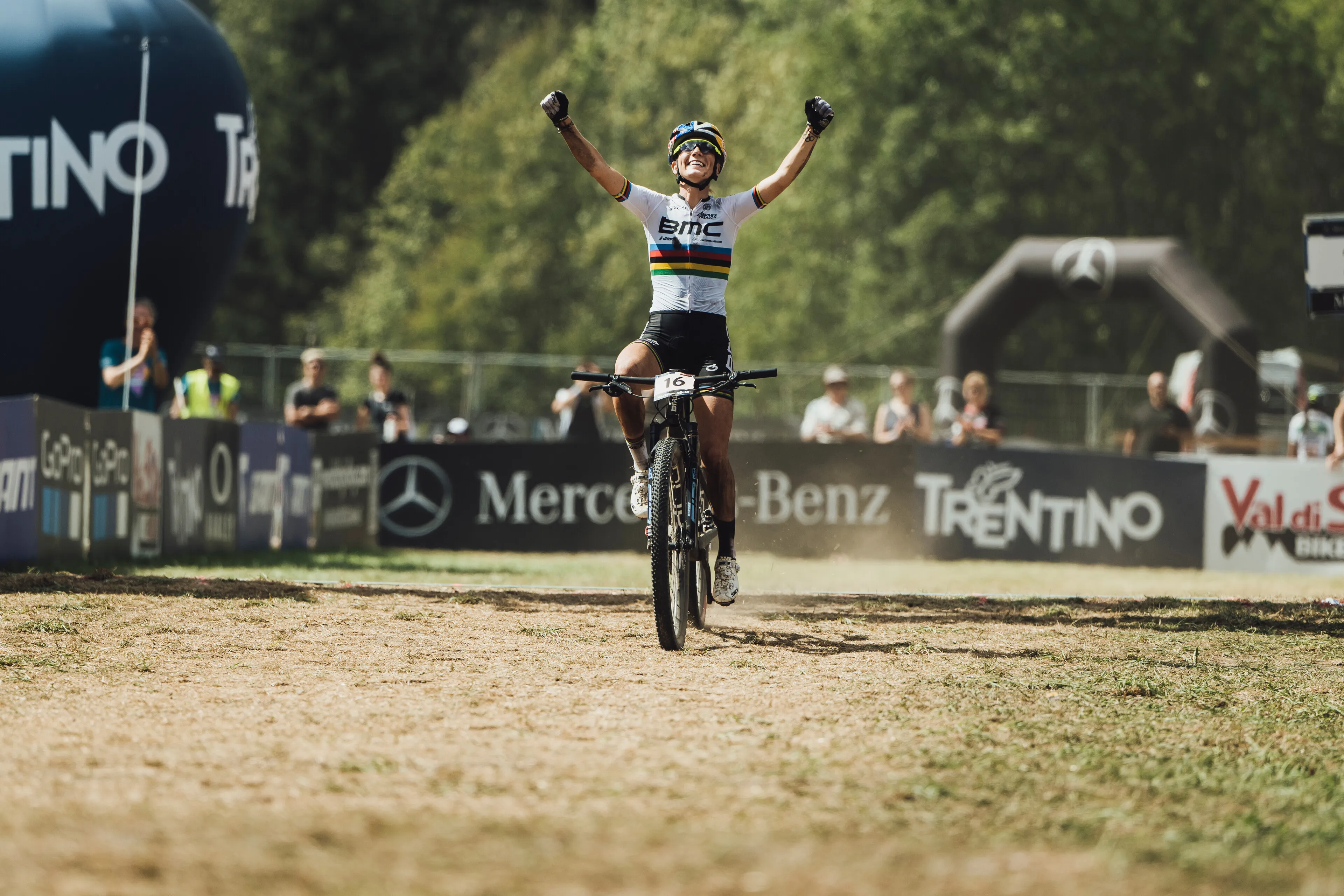 Ferrand-Prévot gana de forma contundente y Pidcock abandona en su debut en Mountain Bike en 2023