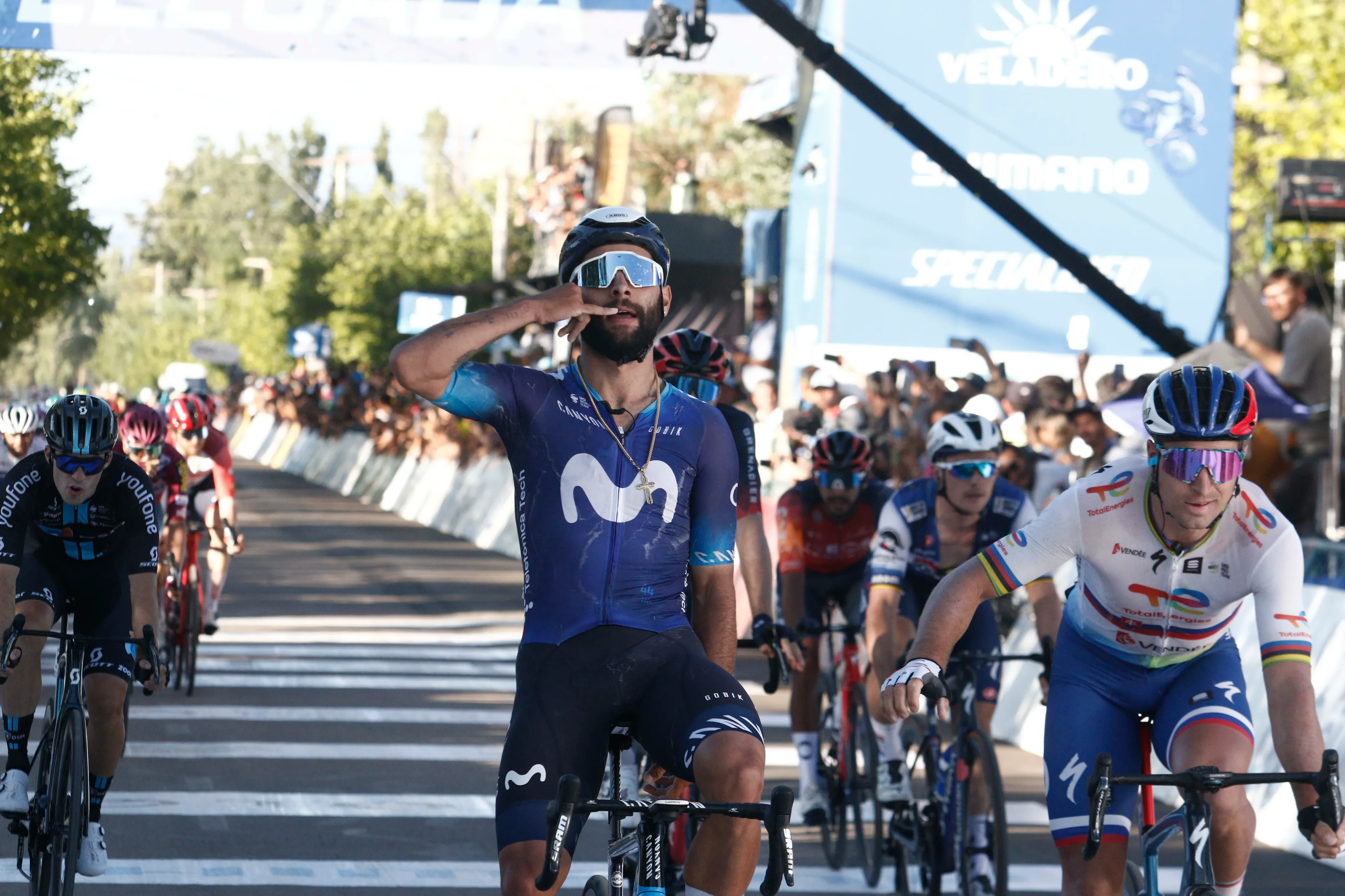 Brutal victoria de Fernando Gaviria en la última etapa del Tour de Romandía; Adam Yates se lleva la general