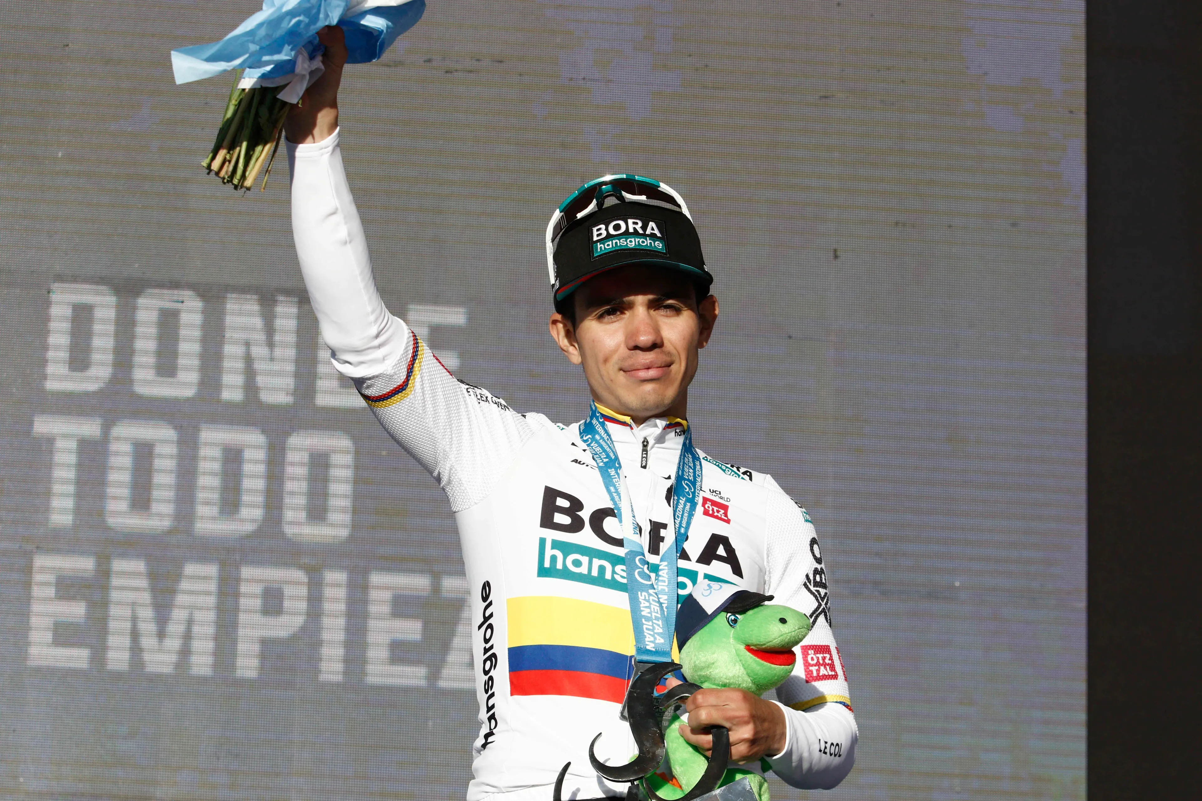 Sergio Higuita gana con autoridad al sprint la 5ª etapa de la Itzulia y Vingegaard conserva el liderato de la general para el último día