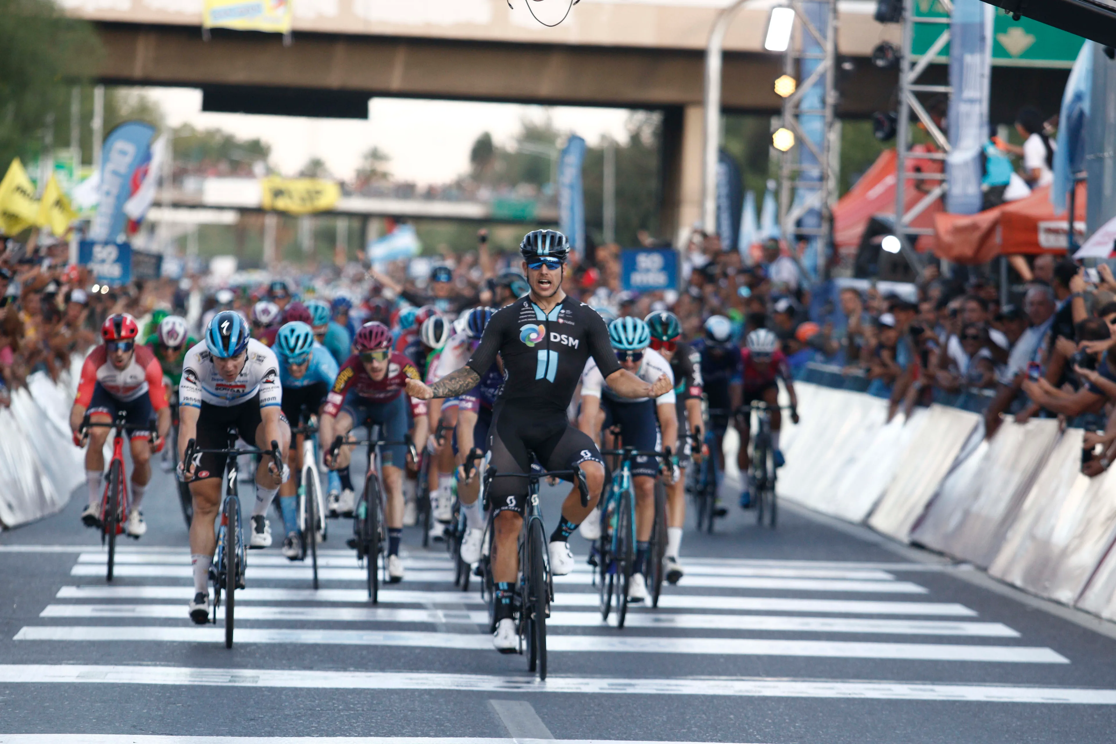 Renewi Tour: Sam Welsford consigue batir a Jasper Philipsen en la cuarta etapa