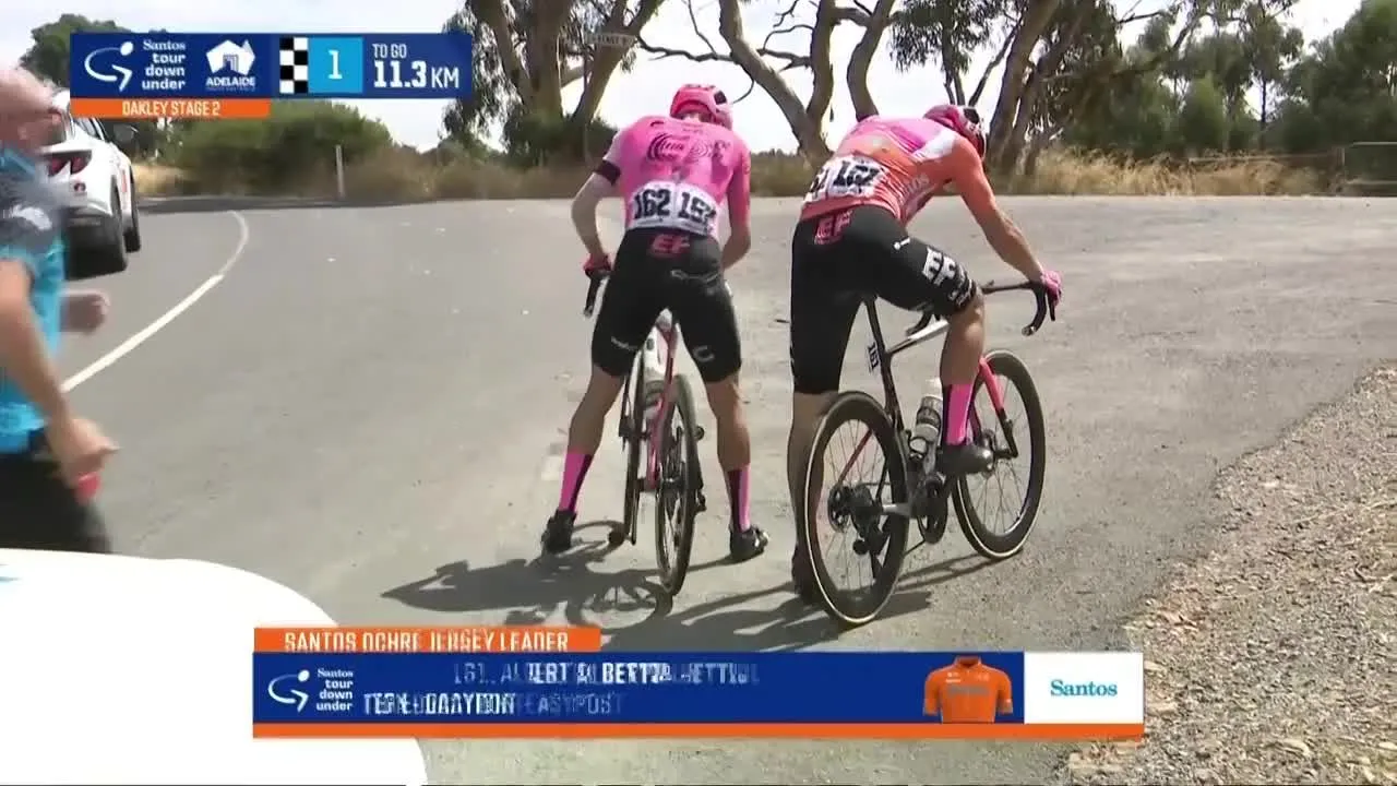 Vídeo: Alberto Bettiol se vuelve loco tras sufrir un calambre con el maillot de líder en el Tour Down Under