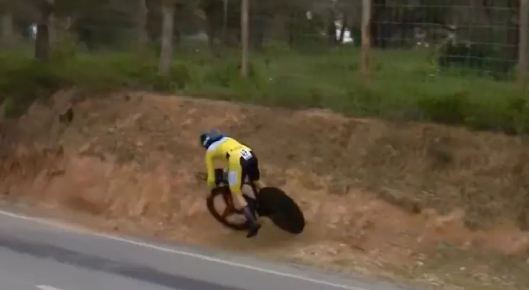 Vídeo: ¡La increíble salvada de Tom Pidcock tras subirse "por las paredes" en la Volta ao Algarve"