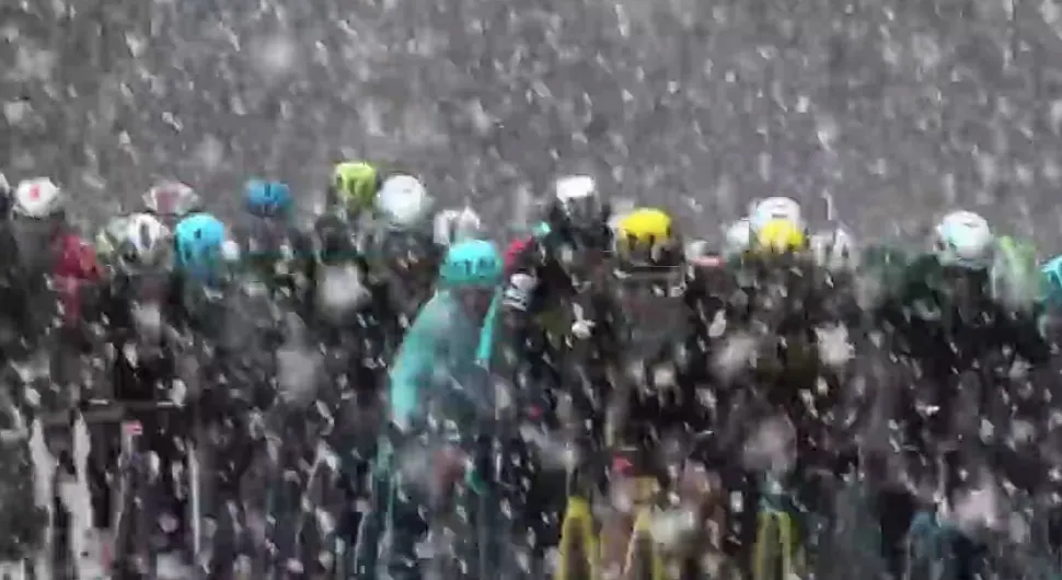 Vídeo: La tremenda nevada por la que los ciclistas se bajaron de la bici en O Gran Camiño
