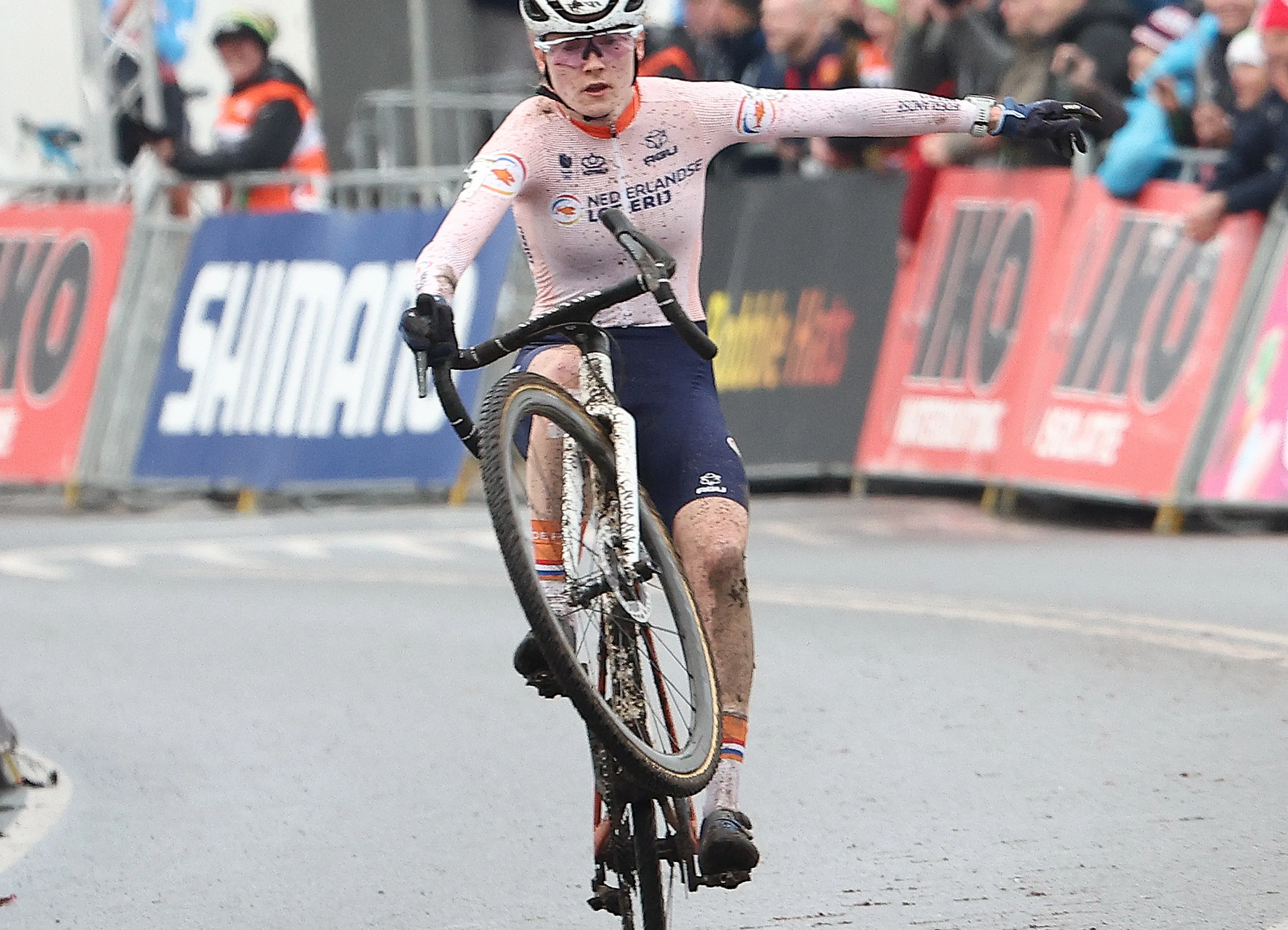 Puck Pieterse, tras ser superada por Fem van Empel en el Mundial de Ciclocross: "He rodado a tope toda la carrera"