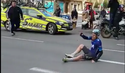 Vídeo: José Joaquín Rojas llama "subnormal" a Warren Barguil tras tirarle en la Vuelta a Murcia