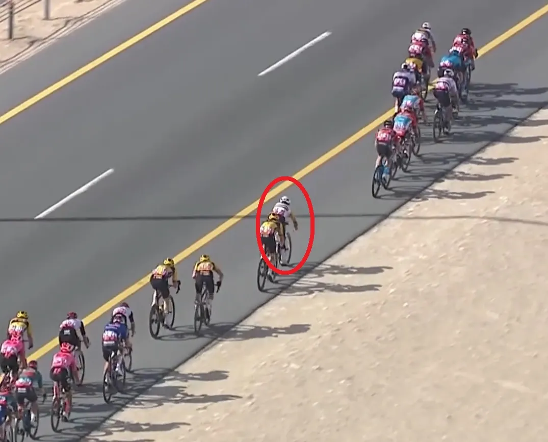 Vídeo: La impresionante potencia de Luke Plapp para cerrar un abanico provocado por Remco Evenepoel