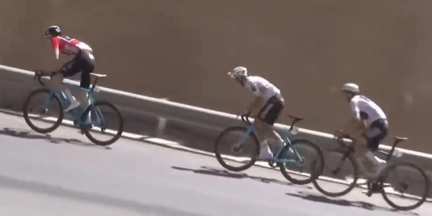 Vídeo: Así aguantó Jorgenson la rueda de Vansevenant para llevarse el Tour de Omán por ¡1 segundo!