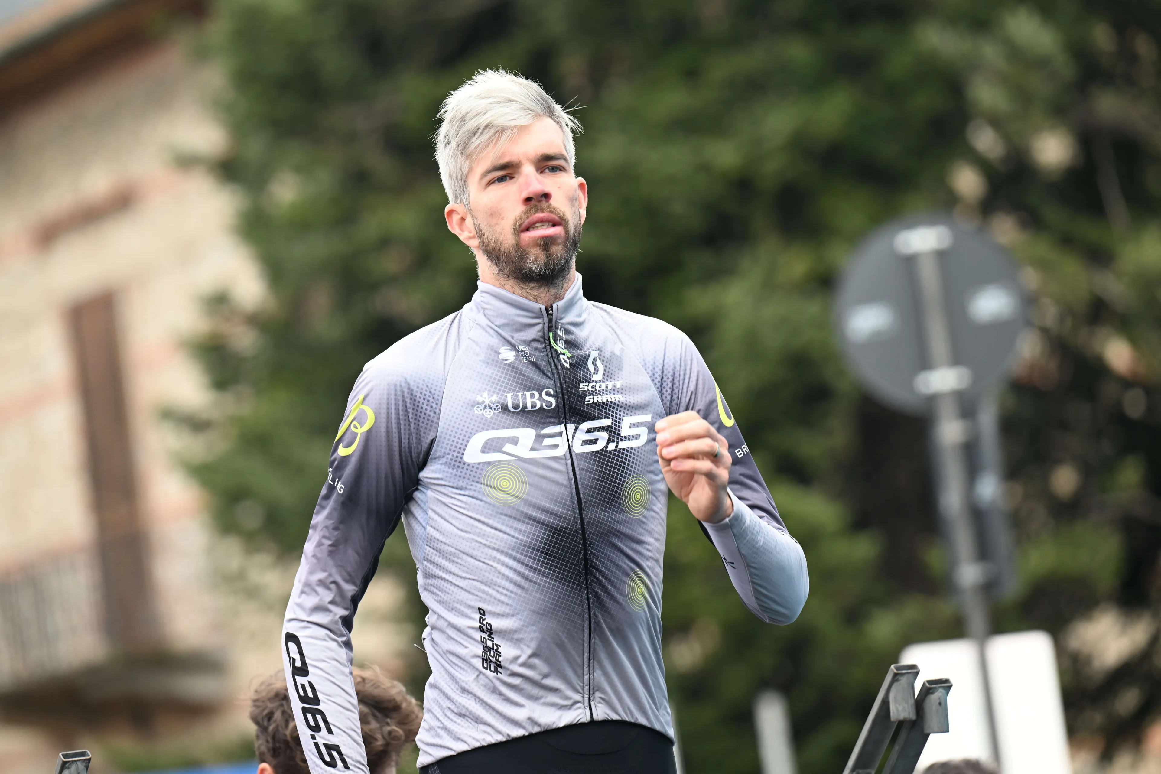 Roger Adrià rasca un podio en una 1ª etapa de la Vuelta a Asturias que se ha agenciado el australiano Damien Howson