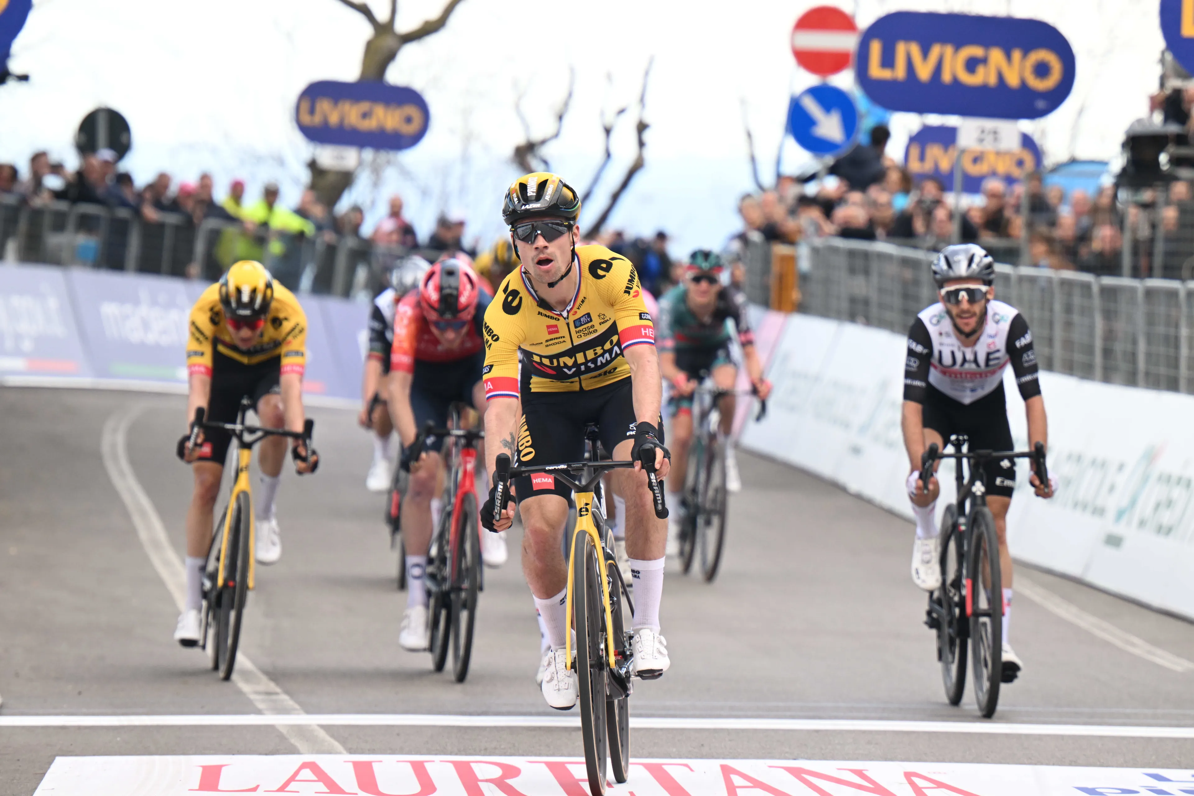 Brutal inicio de la Volta a Catalunya: ¡Primoz Roglic le gana el esprint en subida a Remco Evenepoel!