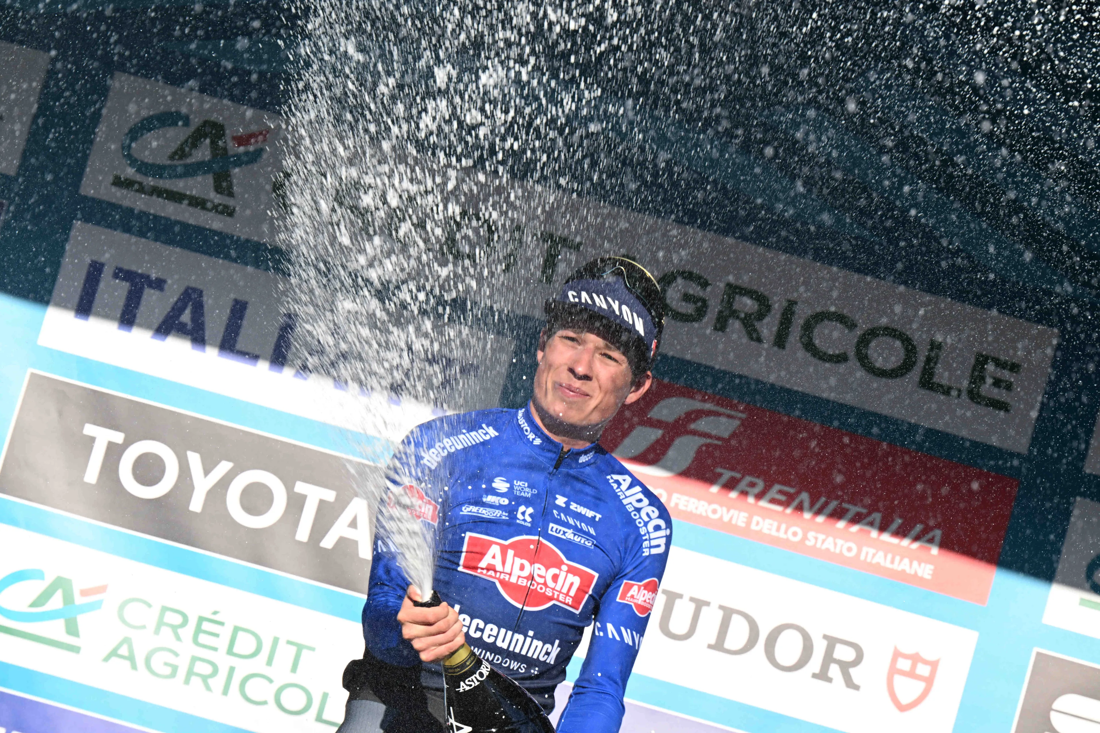 Jasper Philipsen, tras su gran actuación bajo la lluvia en la Clásica Brujas-La Panne: "Con el tiempo clásico de Flandes fue una carrera muy dura"