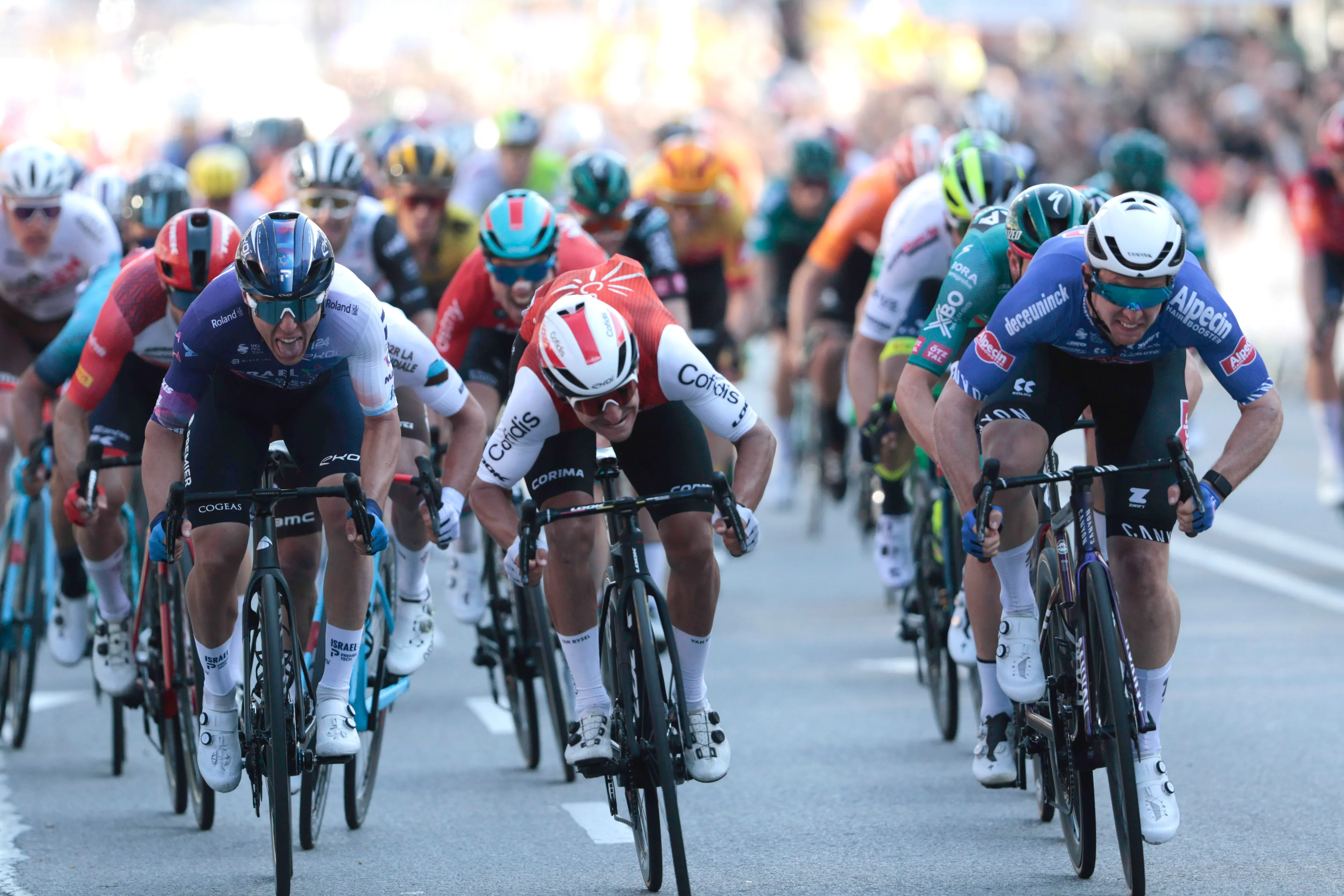 Groves gana al esprint la sexta etapa de la Volta a Catalunya tras otro sublime espectáculo de Remco Evenepoel