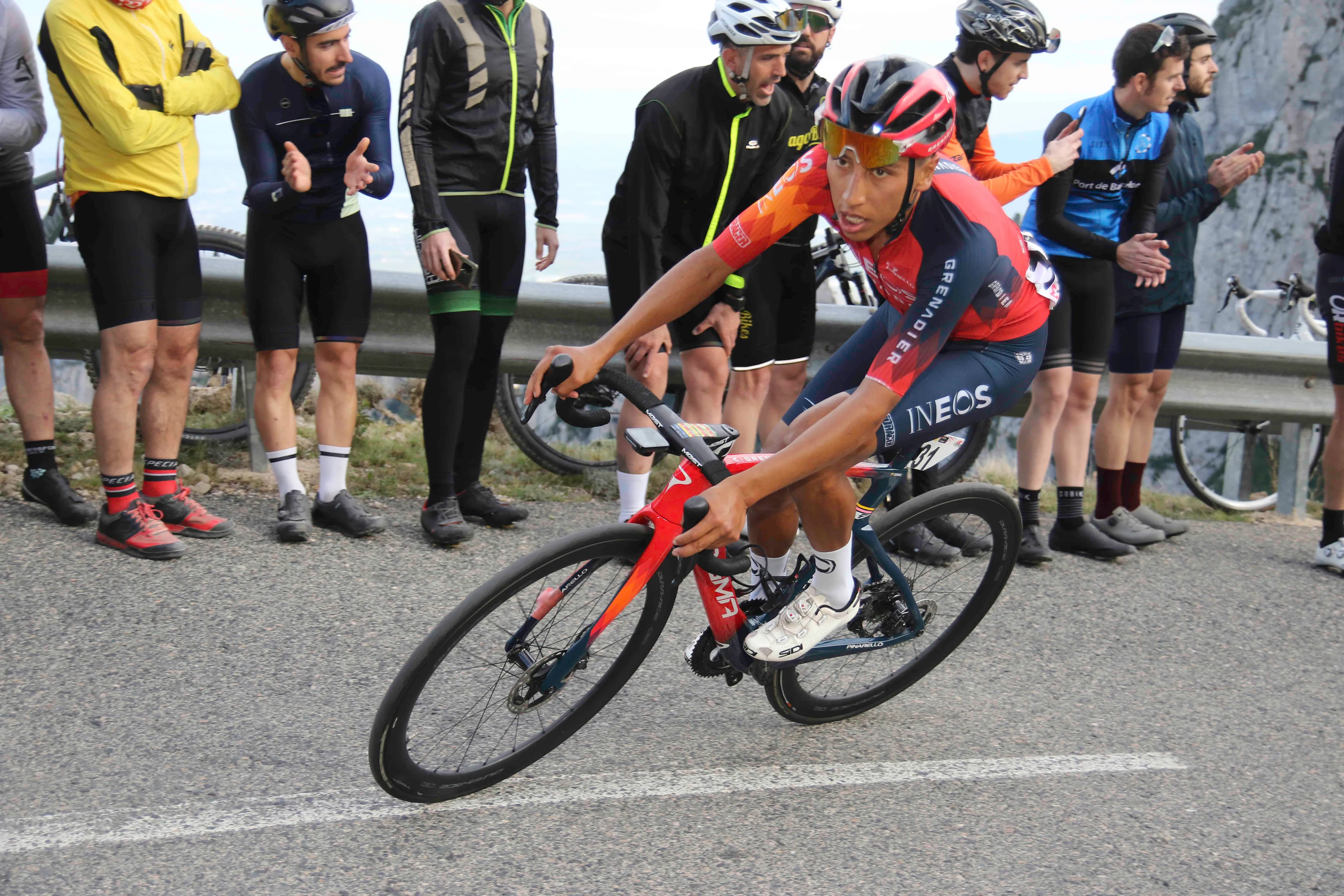 Egan Bernal abandona la Volta a Catalunya tras sufrir una caída en la sexta etapa