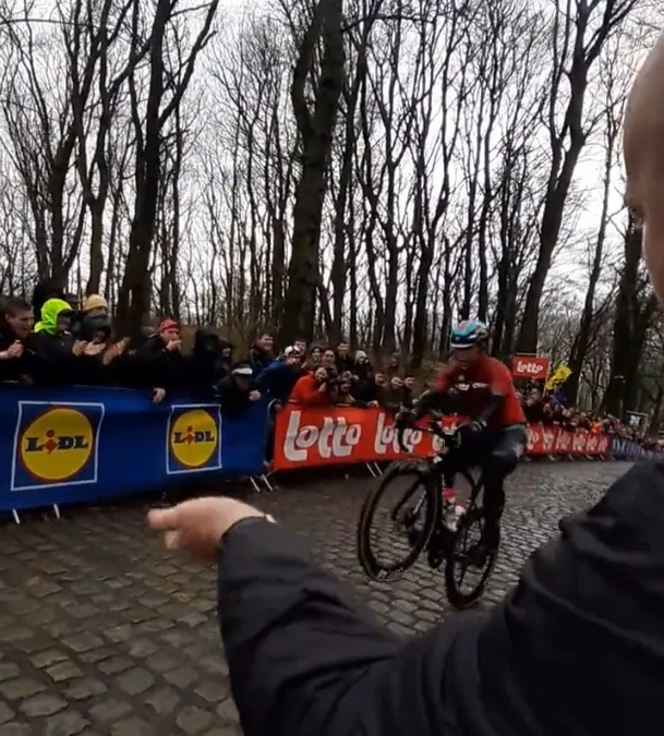 Vídeo: ¡Impresiona ver a Arnaud de Lie haciendo el caballito en la brutal subida al Kemmelberg!