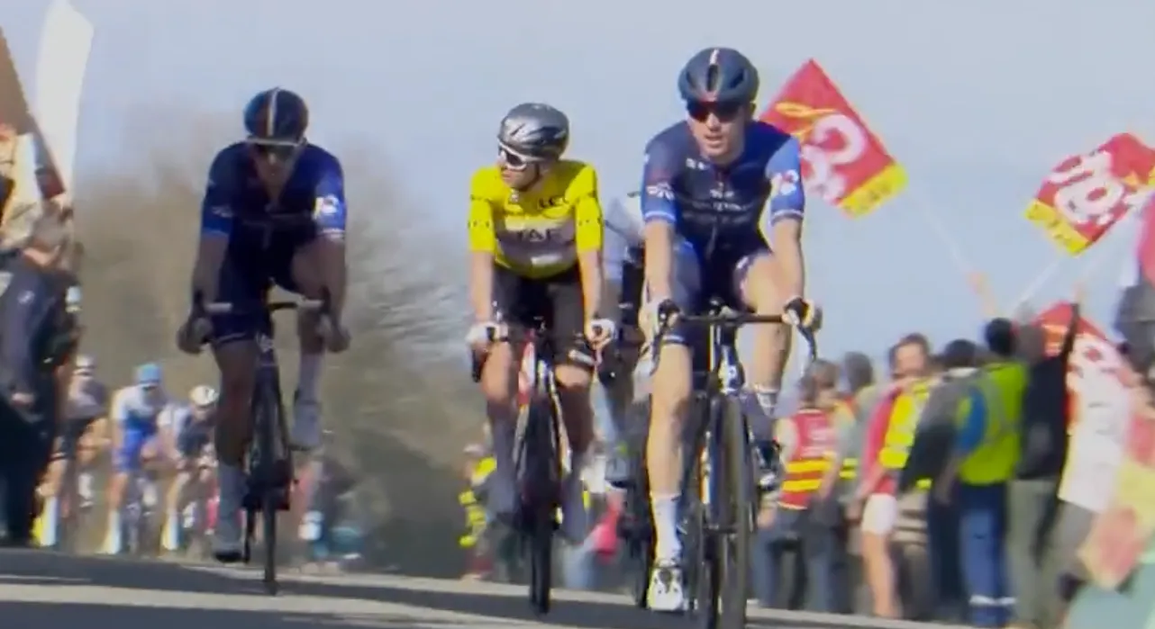 Vídeo: ¡Entre Gaudu y Démare le roban la cartera a Pogacar en un esprint intermedio de la Paris-Niza!